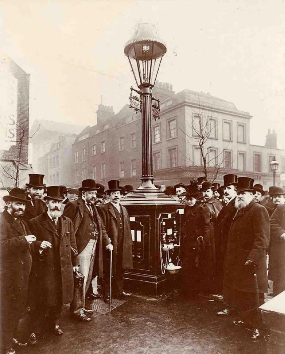 In 1897, London’s Lampposts Dispensed Hot Coffee, Tea, and “Fluid Beef”